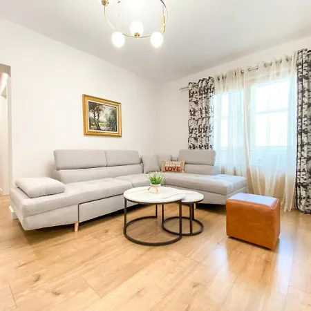 Block Apartment *